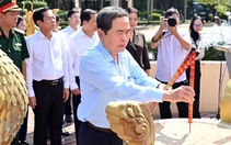 Chủ tịch Quốc hội Trần Thanh Mẫn dâng hương tưởng niệm Anh hùng liệt sĩ Võ Thị Sáu