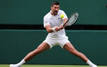 Djokovic trêu cô bé nhặt bóng tại Wimbledon 2026