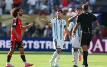 Messi bị chỉ trích vì dùng tiểu xảo yêu cầu phạt thẻ đỏ với cầu thủ Tây Ban Nha