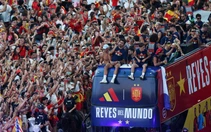 Tuyển Tây Ban Nha mừng vô địch World Cup tại quê nhà trong biển người