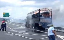 Cháy xe tải trên cao tốc Vân Phong - Nha Trang, tài xế thoát thân khi vào làn khẩn cấp