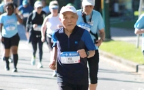 Cụ ông 90 tuổi hoàn thành giải chạy 21km, mong 'đến 100 tuổi' vẫn được chạy