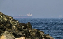 Iran nói Mỹ tấn công đảo Larak ở Hormuz, dọa sẽ khiến Washington phải để ‘quốc tang’