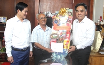 Phó chủ tịch thường trực UBND TP.HCM Nguyễn Lộc Hà thăm thương binh tại Dĩ An, An Phú