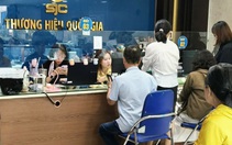 Giá vàng giảm mạnh, nhiều người tranh thủ 'bắt đáy'