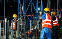 Hạ thành công lồng thép khổng lồ thi công metro Văn Cao - Hòa Lạc