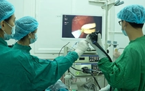 Bác sĩ Việt gắp 2 con giun đũa dài hơn 30cm chui vào đường mật bệnh nhi người Lào