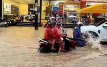 Mưa lớn khiến đường phố Phú Quốc ngập, nhiều xe chết máy