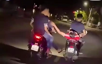 Chạy xe 'đánh đu' trên đường rồi nằm ngửa trên xe