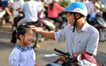 Cha mẹ hãy mỉm cười trước khi hỏi con về bài học