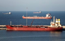 Tàu chở dầu va phải thủy lôi, phát nổ ở eo biển Hormuz