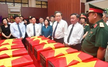 Chủ tịch Quốc hội Trần Thanh Mẫn dâng hương anh hùng liệt sĩ tại công viên Lê Thị Riêng