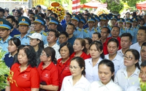 Nén hương và hoa thắm đượm lòng thành kính tại công viên Lê Thị Riêng ngày 27-7