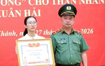 Trao bằng Tổ quốc ghi công cho thân nhân thiếu tá hy sinh trong lúc chống 'cát tặc' ở Khánh Hòa
