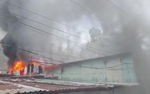 Cháy xưởng nhựa ở phường Tây Thạnh, người dân xung quanh hoảng loạn