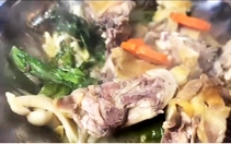 Mời chủ cơ sở nấu ăn bị tố có giòi trong thức ăn lên làm việc