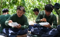 Bữa cơm trưa dưới tán xoài Cao Lãnh của chiến sĩ Đội K91