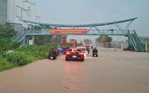 Mưa lớn giờ tan tầm, khu vực trước Aeon Mall Long Biên ngập sâu, cầu Vĩnh Tuy ùn tắc