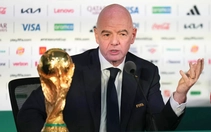 Truyền thông Anh: Chủ tịch FIFA đang bán rẻ linh hồn của bóng đá