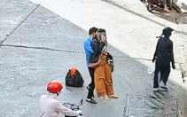 Chàng trai bế cô gái vào lề đường vì cản trở giao thông