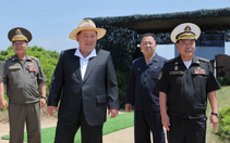 Ông Kim Jong Un giám sát thử nghiệm vũ khí trên tàu khu trục 5.000 tấn