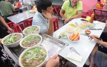 Giá cơm, bún, phở... tăng không giảm: Khách ăn nườm nượp thì tội gì phải giảm?
