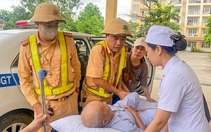 Cụ ông 90 tuổi nguy kịch, tổ cảnh sát giao thông bật còi mở đường đưa đến viện cấp cứu
