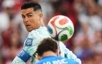 Ronaldo lùi lại, Bồ Đào Nha sẽ rộng cửa đi tiếp!