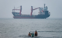 Rộ tin Iran phóng tên lửa vào 2 tàu thương mại ở eo biển Hormuz, gây hỏa hoạn