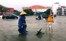 Mưa lớn biến nhiều đường ở Hải Phòng thành sông