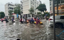 Mưa 30 phút, một số tuyến đường đã ngập, Hà Nội kiểm tra hệ thống chống ngập vừa xây dựng