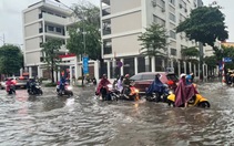 Mưa 30 phút, một số tuyến đường Hà Nội đã ngập
