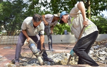 Đào đất móng trụ, chuẩn bị di dời bia tưởng niệm anh hùng liệt sĩ ở công viên Lê Thị Riêng