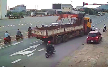 Xe tải cẩu đâm liên hoàn 3 xe máy đang dừng đèn đỏ