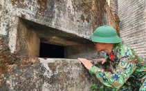 Bộ đội công binh tháo dỡ lô cốt quân sự trong Kinh thành Huế