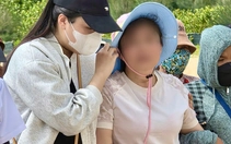 Cha mẹ nam du khách Trung Quốc chờ tin con trên bãi biển Tuy Hòa