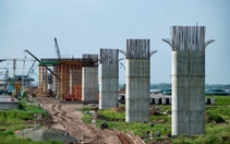 Ngắm cầu Hồng Hà đang mọc nhanh giữa sông Hồng