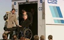 Cựu Tổng thống Bill Clinton từng xuống Air Force One bằng xe suất ăn như ông Trump?