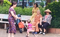 Vừa đến tuổi hưu là vào 'tuổi trông cháu, chăm con'