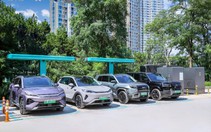 Trạm xăng có trụ sạc xe điện, ghế ngả và thiết bị sức khỏe cho tài xế chờ sạc