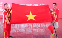 CĐV TP.HCM đội mưa xem Việt Nam đấu Malaysia ở phố đi bộ Nguyễn Huệ