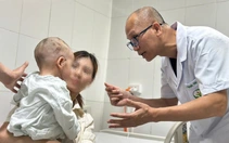 Chó cắn nát vùng mặt bé trai 2 tuổi