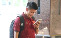 Quang Hải gọi điện cho người thân ngay khi về đến khách sạn