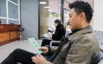 Gánh nặng U50 'bánh mì kẹp': Trên vai là cha mẹ, trước mặt là con cái