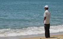 10 ngày ngóng con rơi xuống biển ở Mũi Nghê: Nằm viện vì rắn cắn, phơi mình trên bãi cát chờ con