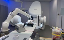 Robot siêu nhỏ 'khoan' qua não, quay ngược ra theo đúng đường cũ