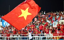 Người hâm mộ đội mưa đến sân Mỹ Đình cổ vũ tuyển Việt Nam đấu Malaysia