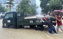 Phố thành 'sông' sau mưa lớn, dân Vinh hò nhau đẩy ô tô chết máy