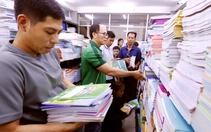 Sách giáo khoa vẫn chưa 'hạ nhiệt', phụ huynh rồng rắn xếp hàng chờ mua