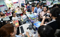 Trường học ở TP.HCM hỗ trợ phụ huynh chưa mua đủ sách giáo khoa